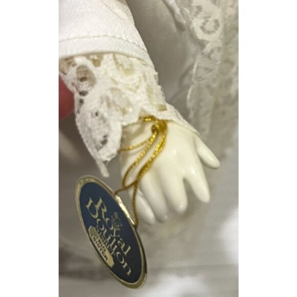 Royal Doulton and Nisbet 1981 Porcelain Doll White Lace Dress Hat Blue Ribbon - Picture 10 of 16